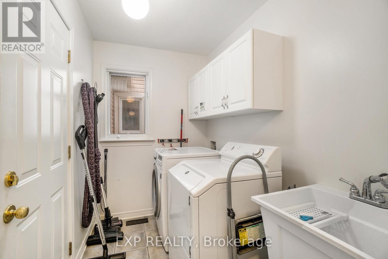 












15 ESCADE DRIVE

,
Ottawa,




Ontario
K2G6R9

