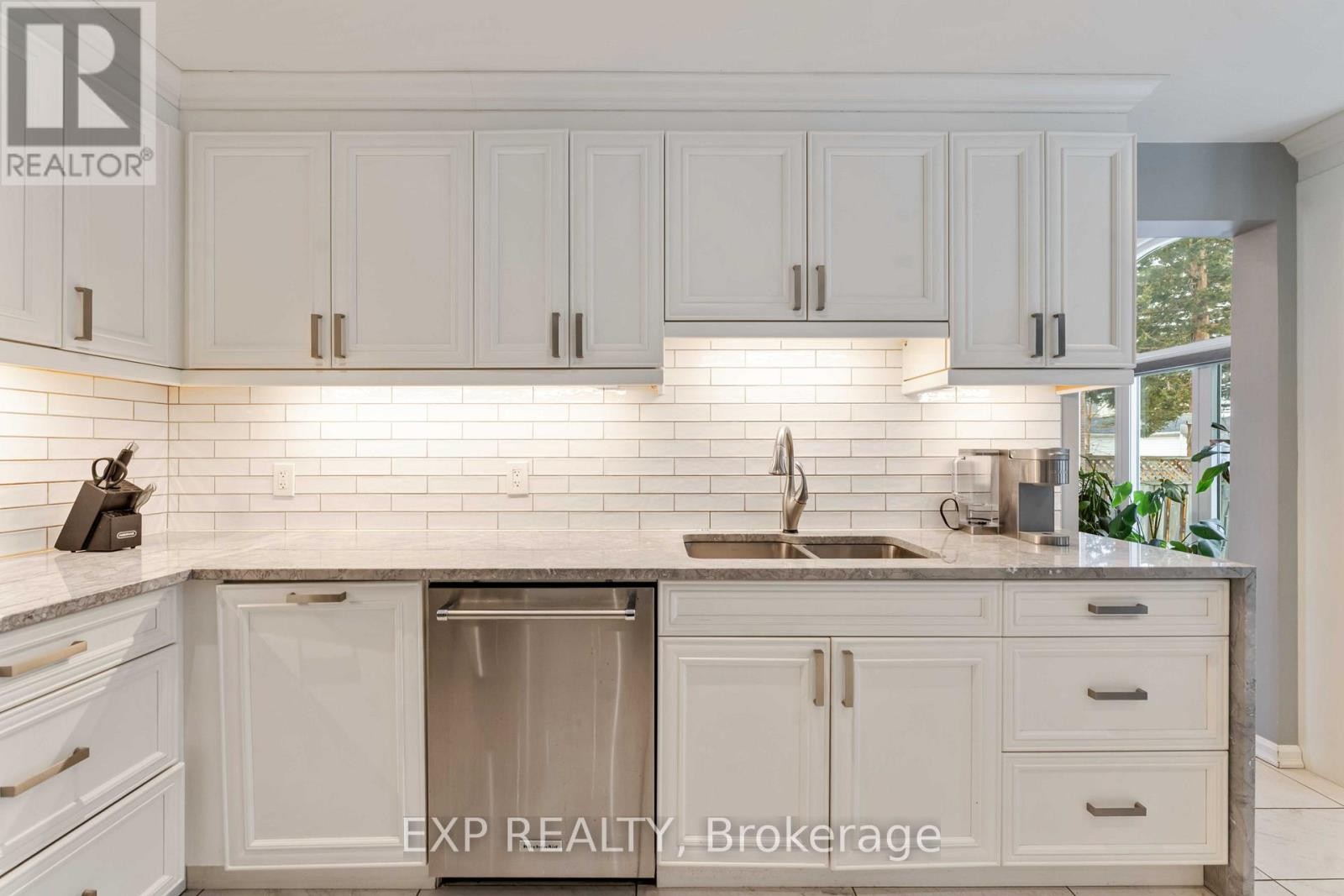 












3 NAKOTA WAY

,
Ottawa,




Ontario
K2J4E9

