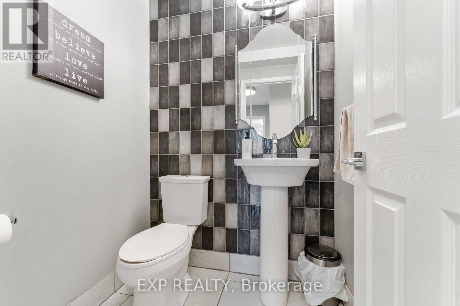 












3 NAKOTA WAY

,
Ottawa,




Ontario
K2J4E9

