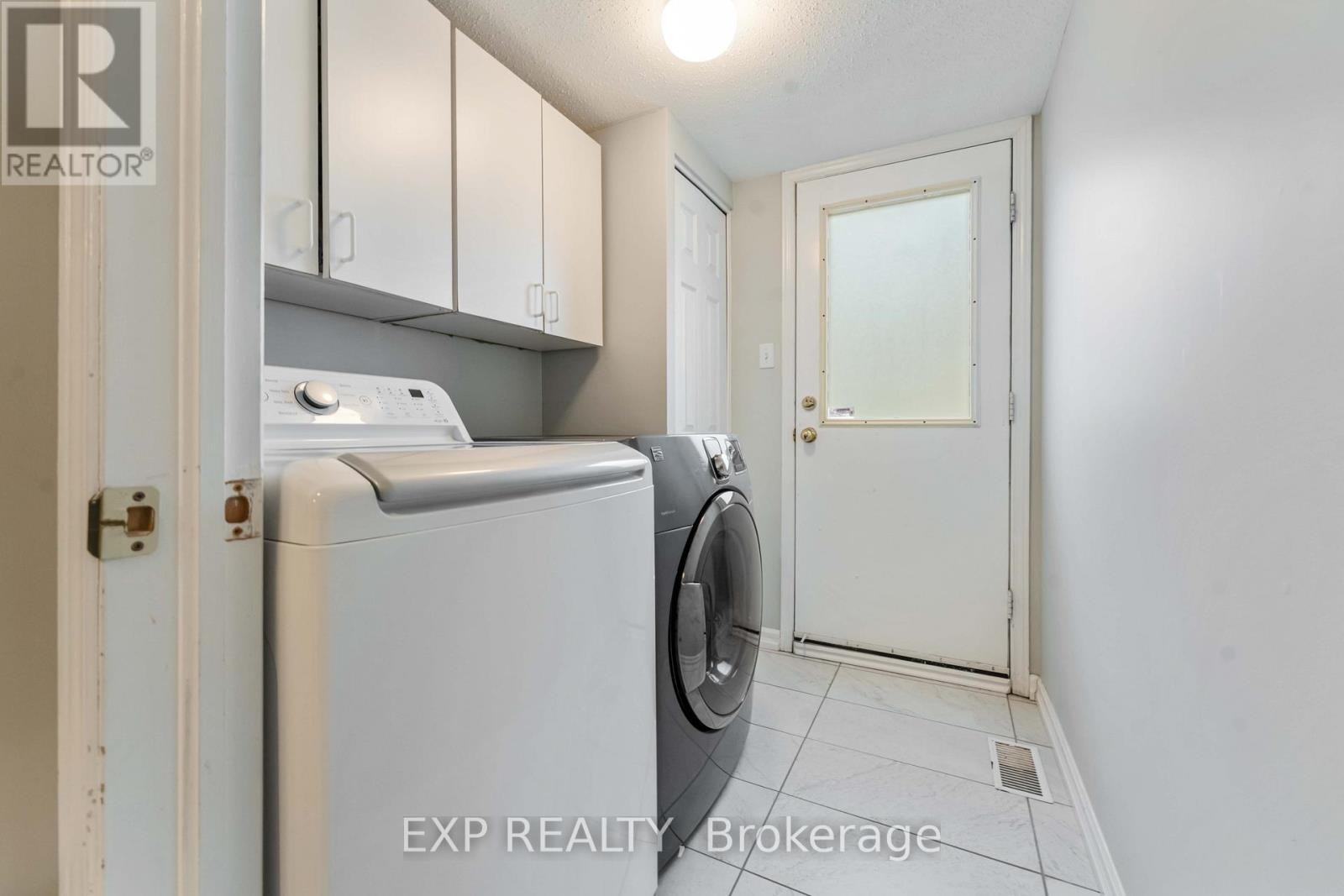 












3 NAKOTA WAY

,
Ottawa,




Ontario
K2J4E9

