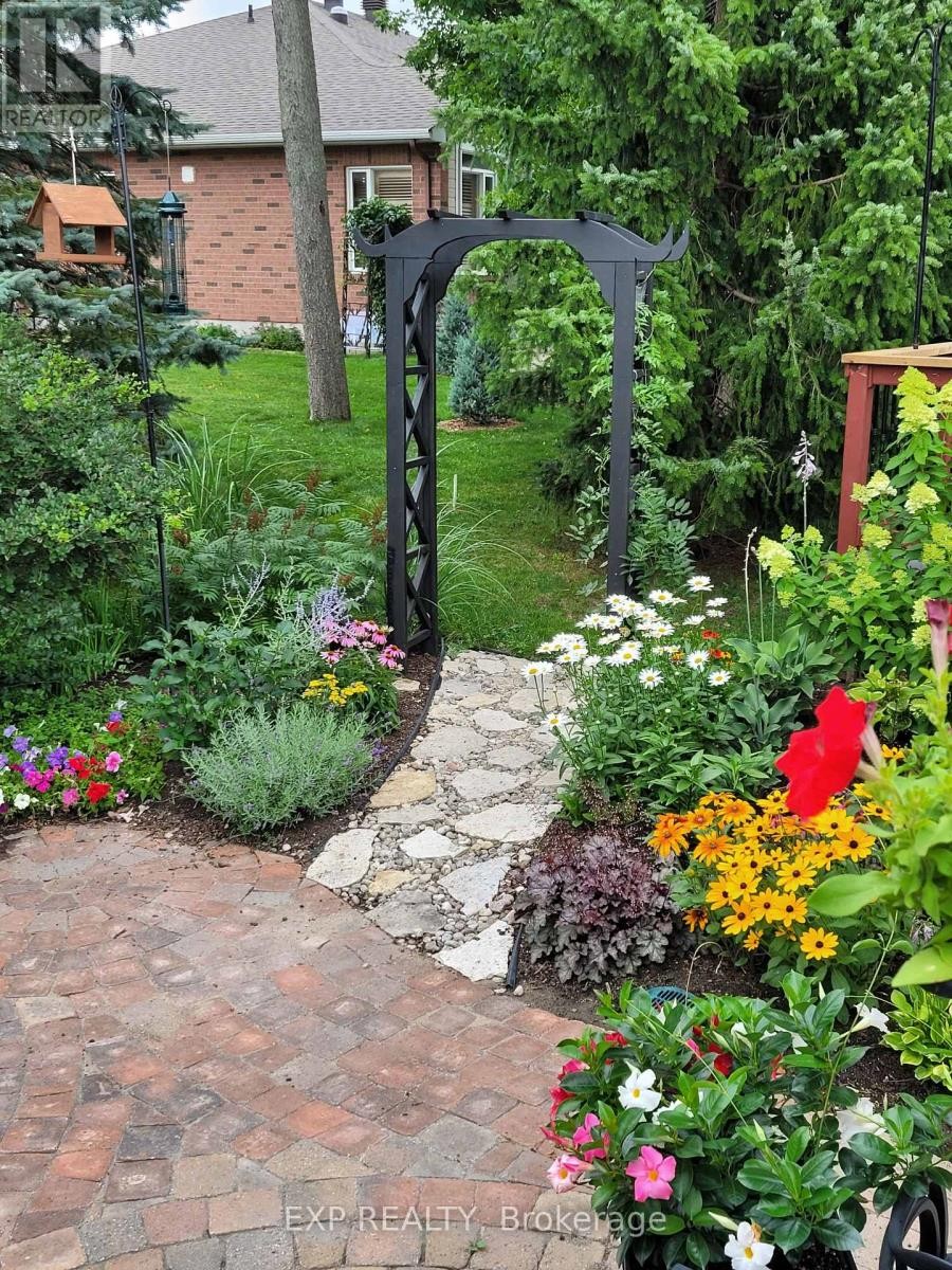 












41 BUNTING LANE

,
Ottawa,




Ontario
K2M2P7

