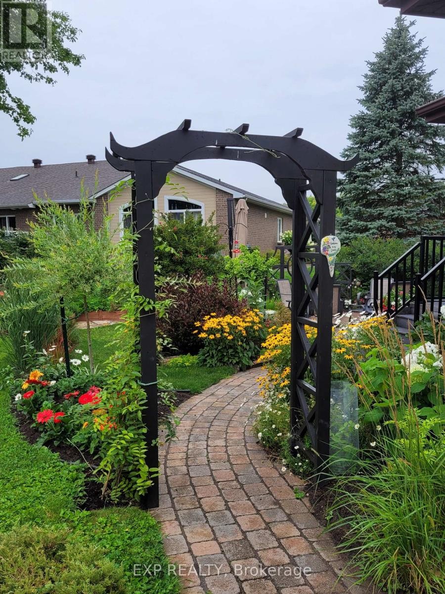 












41 BUNTING LANE

,
Ottawa,




Ontario
K2M2P7

