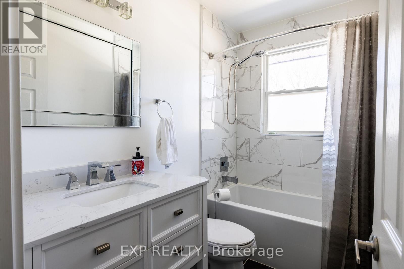 












35 WITHROW AVENUE

,
Ottawa,




Ontario
K2G2H7

