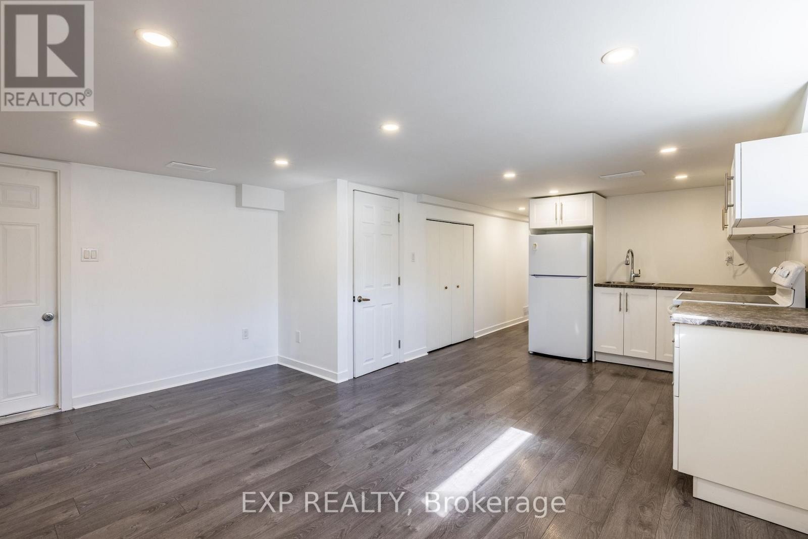 












35 WITHROW AVENUE

,
Ottawa,




Ontario
K2G2H7

