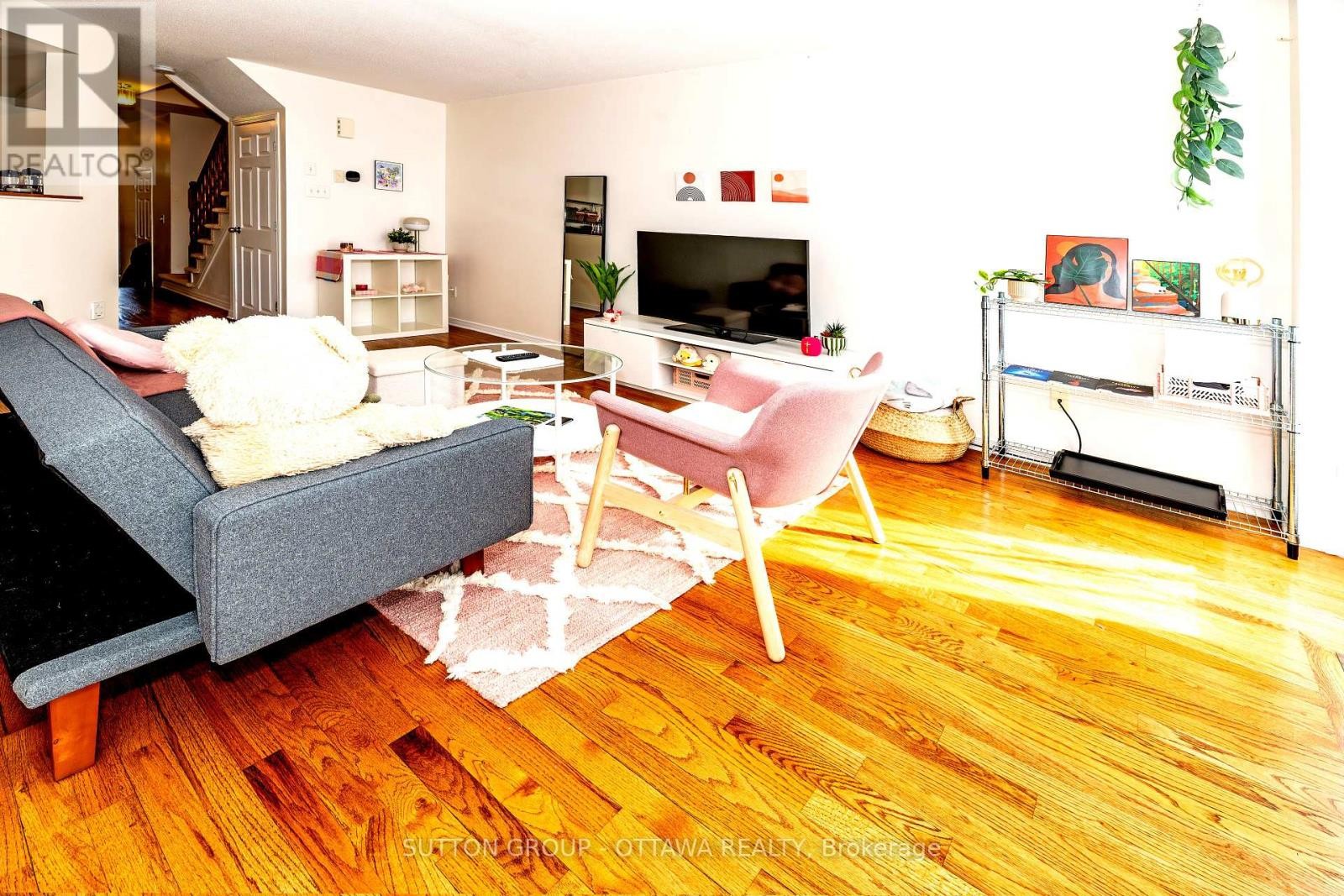 












110 CHARTLEY PRIVATE

,
Ottawa,




Ontario
K1V2J6

