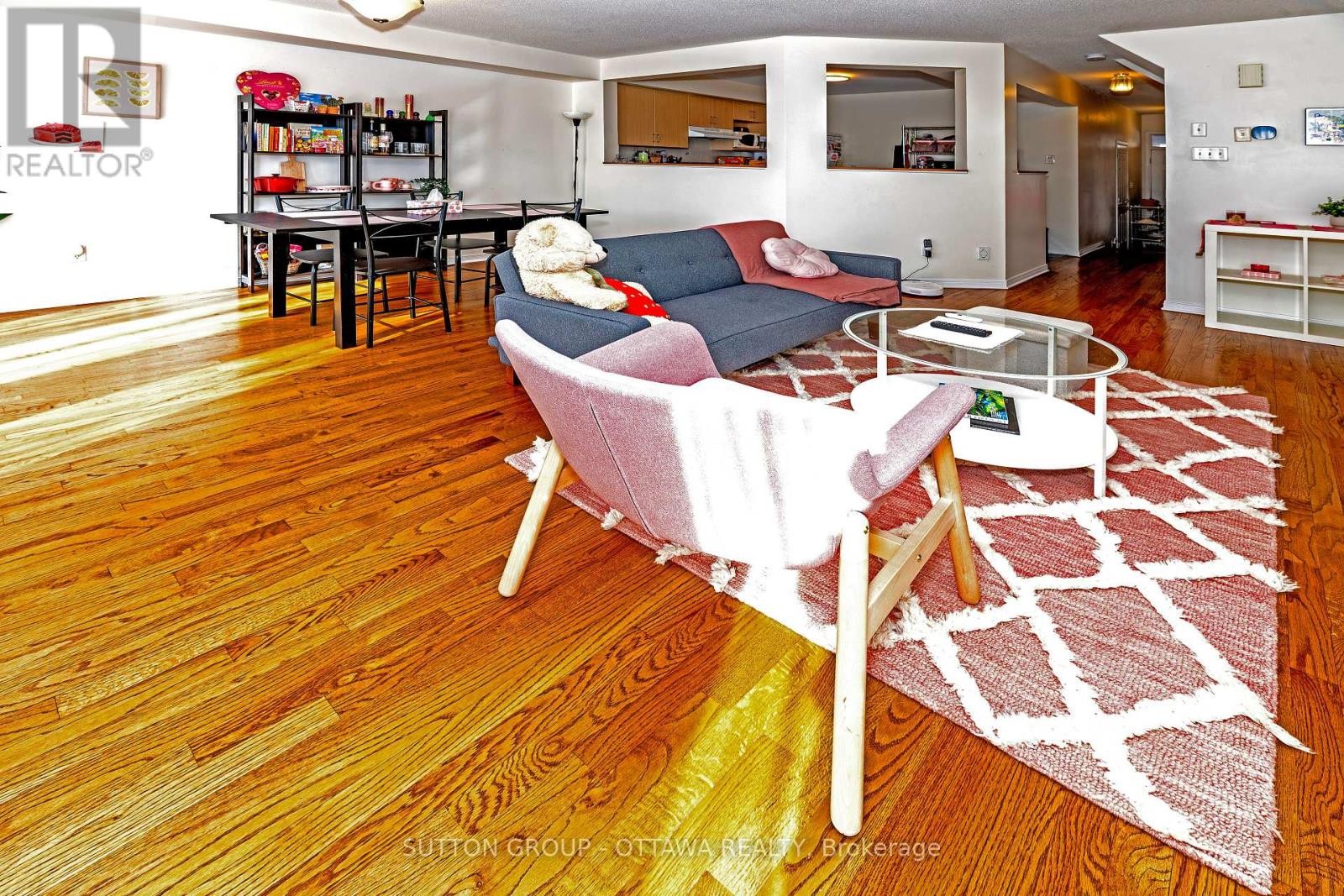 












110 CHARTLEY PRIVATE

,
Ottawa,




Ontario
K1V2J6


