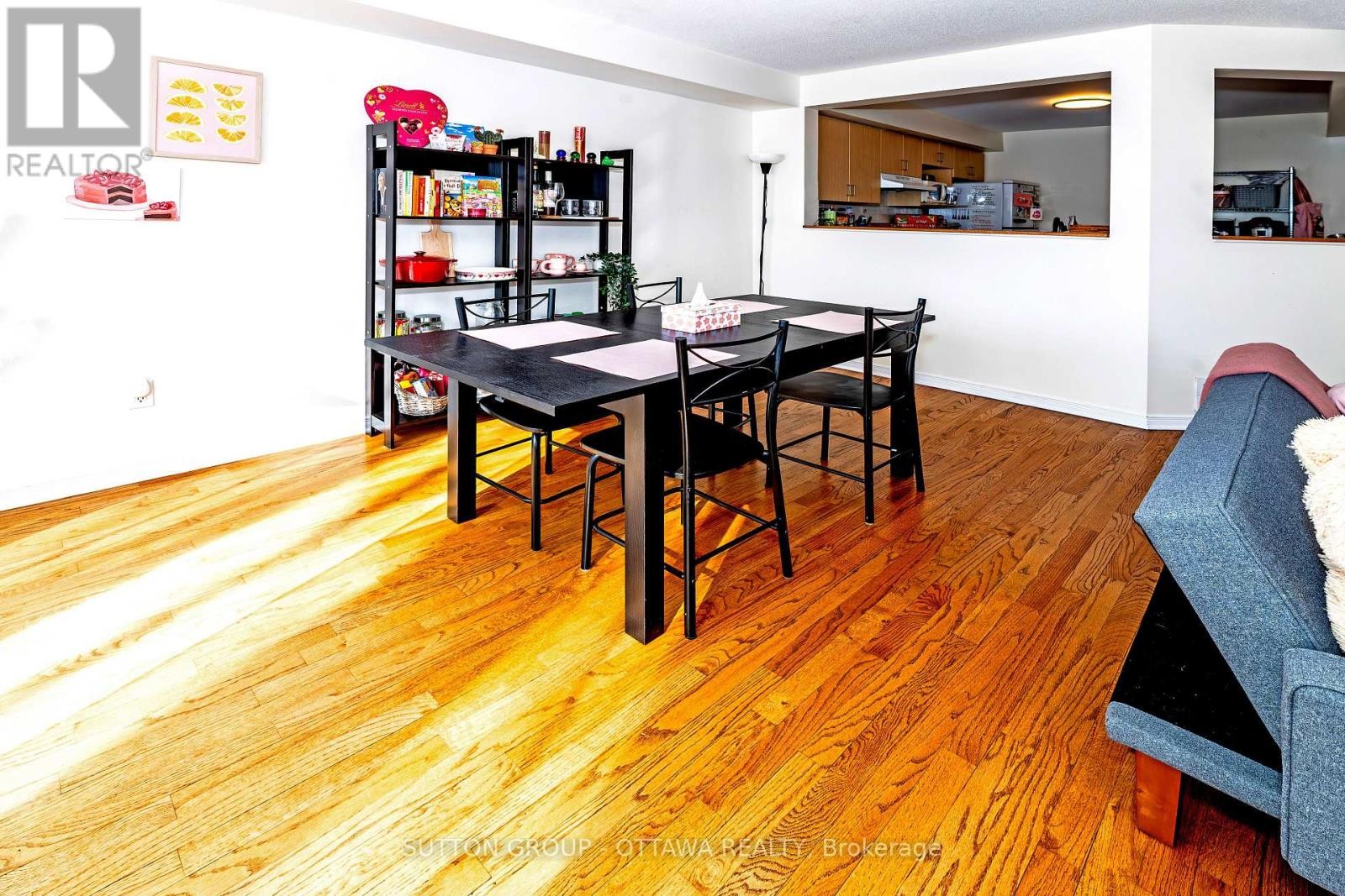 












110 CHARTLEY PRIVATE

,
Ottawa,




Ontario
K1V2J6

