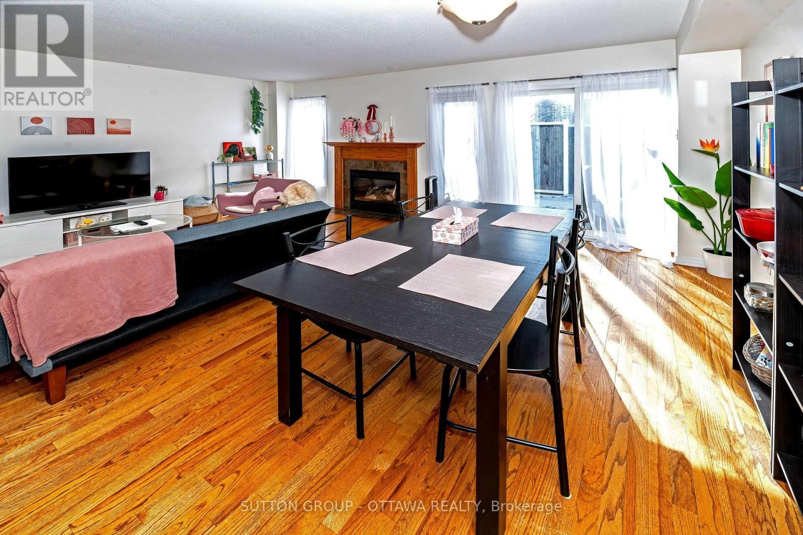 












110 CHARTLEY PRIVATE

,
Ottawa,




Ontario
K1V2J6

