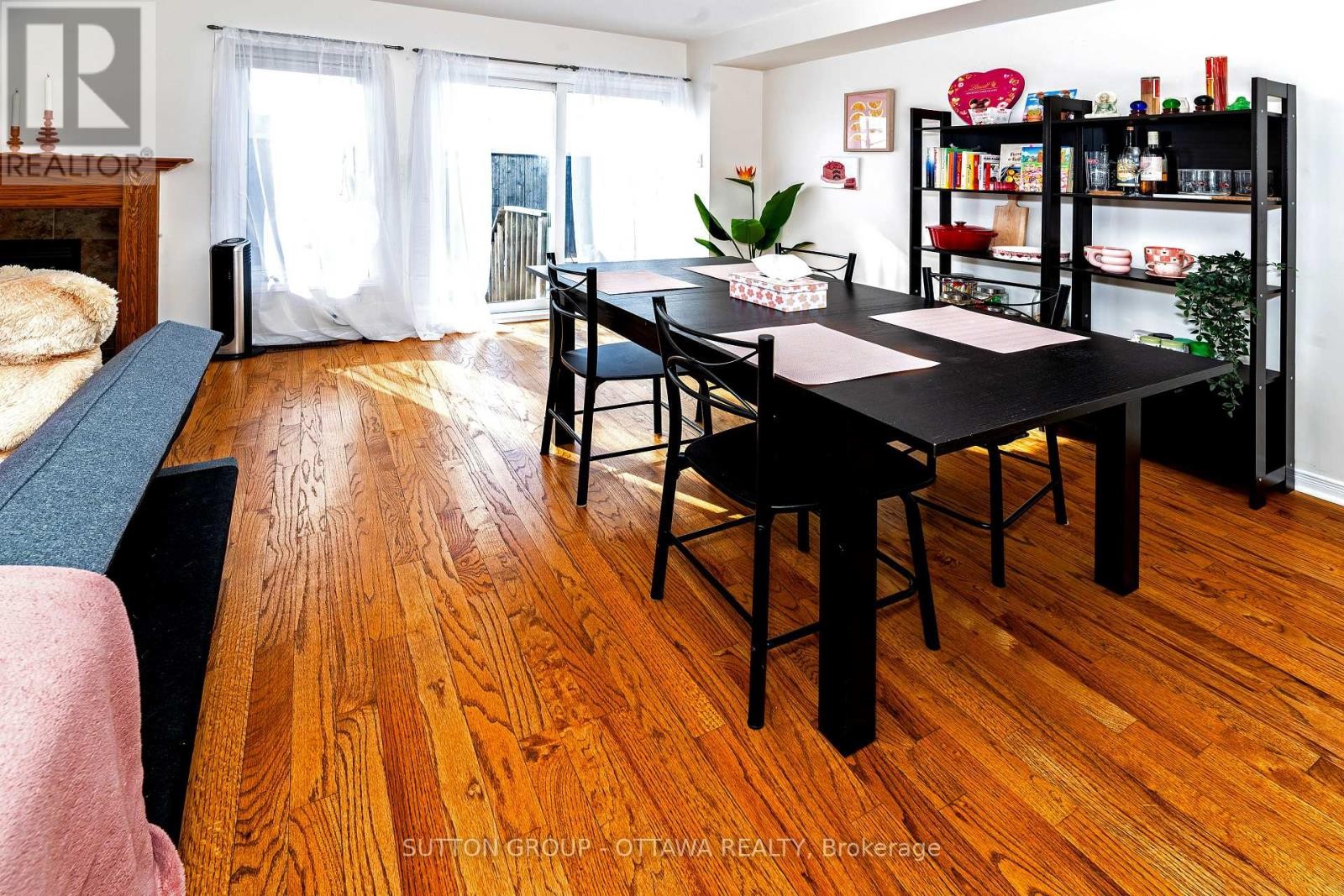 












110 CHARTLEY PRIVATE

,
Ottawa,




Ontario
K1V2J6

