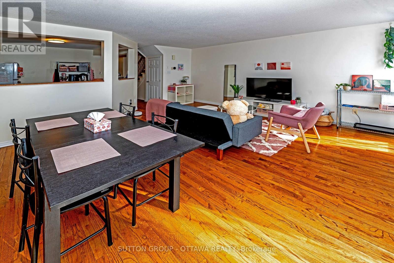 












110 CHARTLEY PRIVATE

,
Ottawa,




Ontario
K1V2J6

