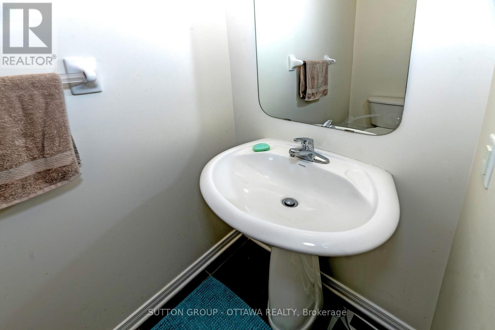 












110 CHARTLEY PRIVATE

,
Ottawa,




Ontario
K1V2J6

