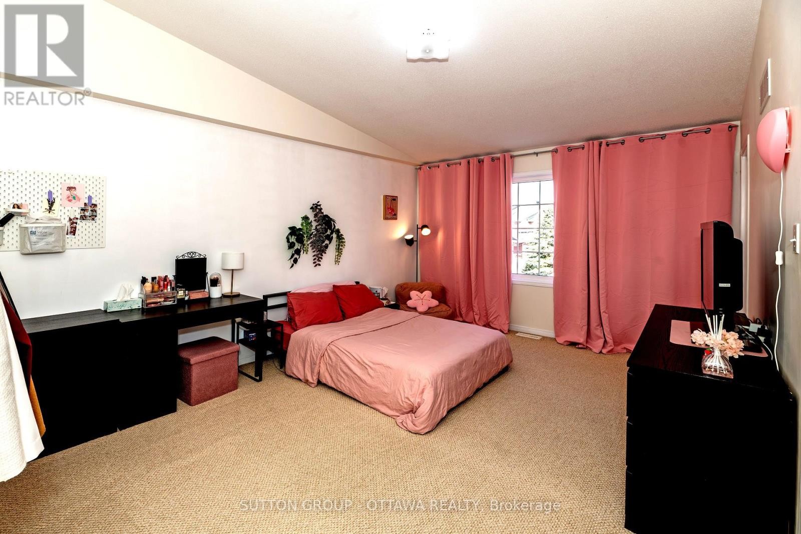 












110 CHARTLEY PRIVATE

,
Ottawa,




Ontario
K1V2J6

