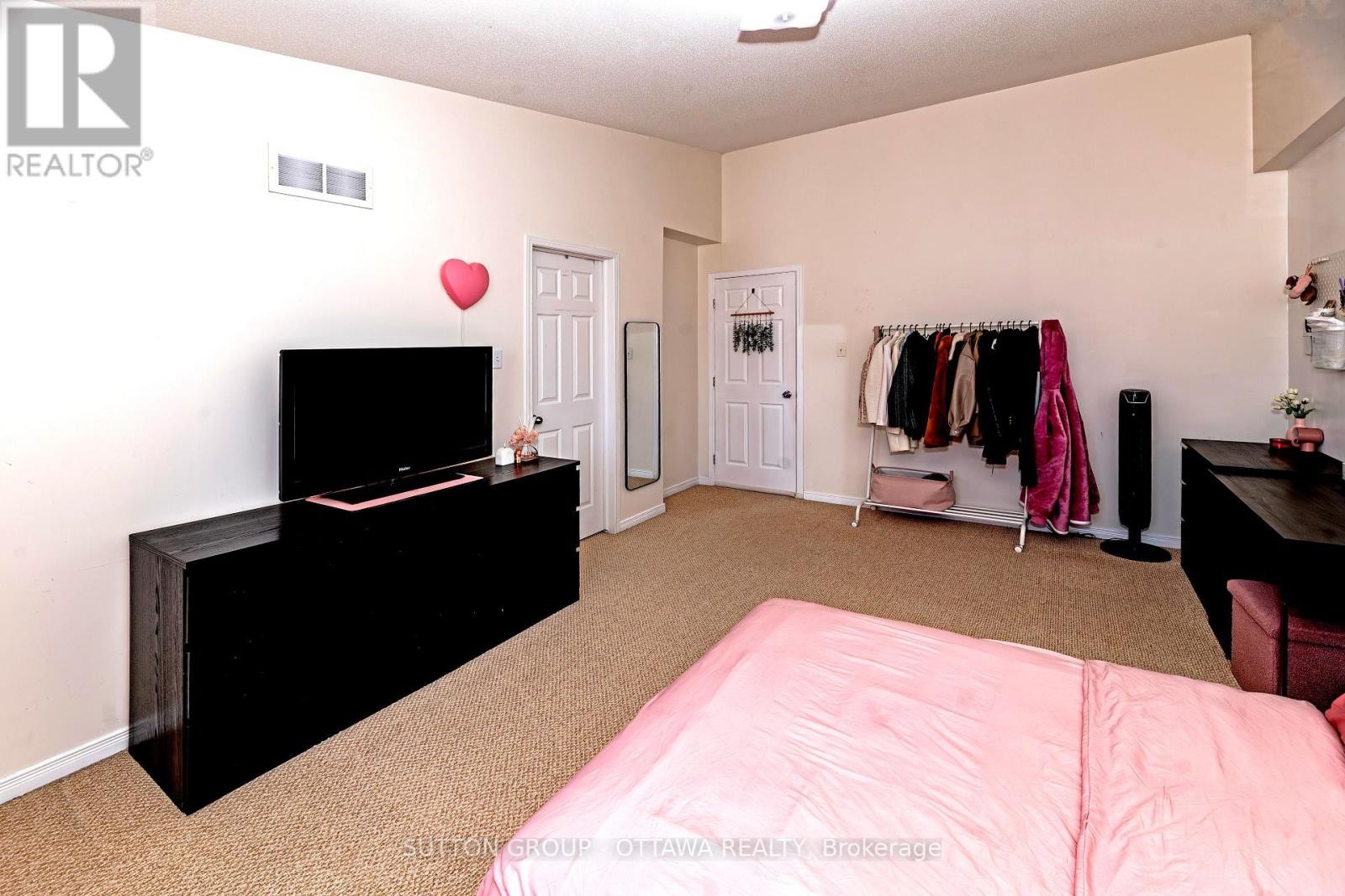 












110 CHARTLEY PRIVATE

,
Ottawa,




Ontario
K1V2J6

