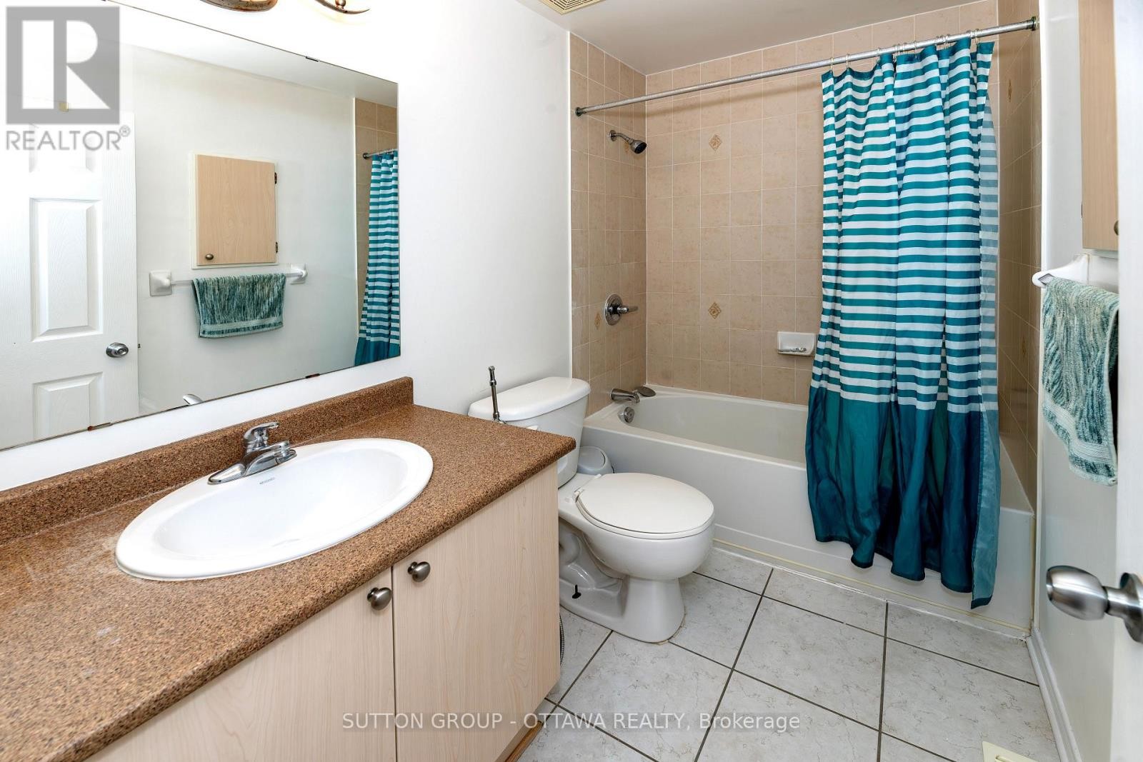 












110 CHARTLEY PRIVATE

,
Ottawa,




Ontario
K1V2J6


