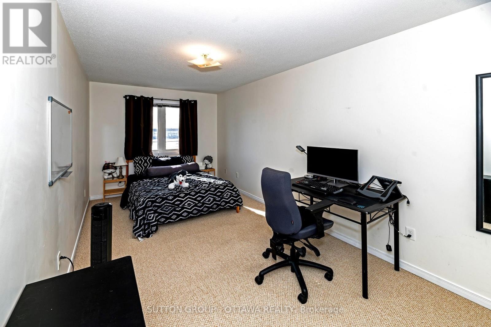 












110 CHARTLEY PRIVATE

,
Ottawa,




Ontario
K1V2J6

