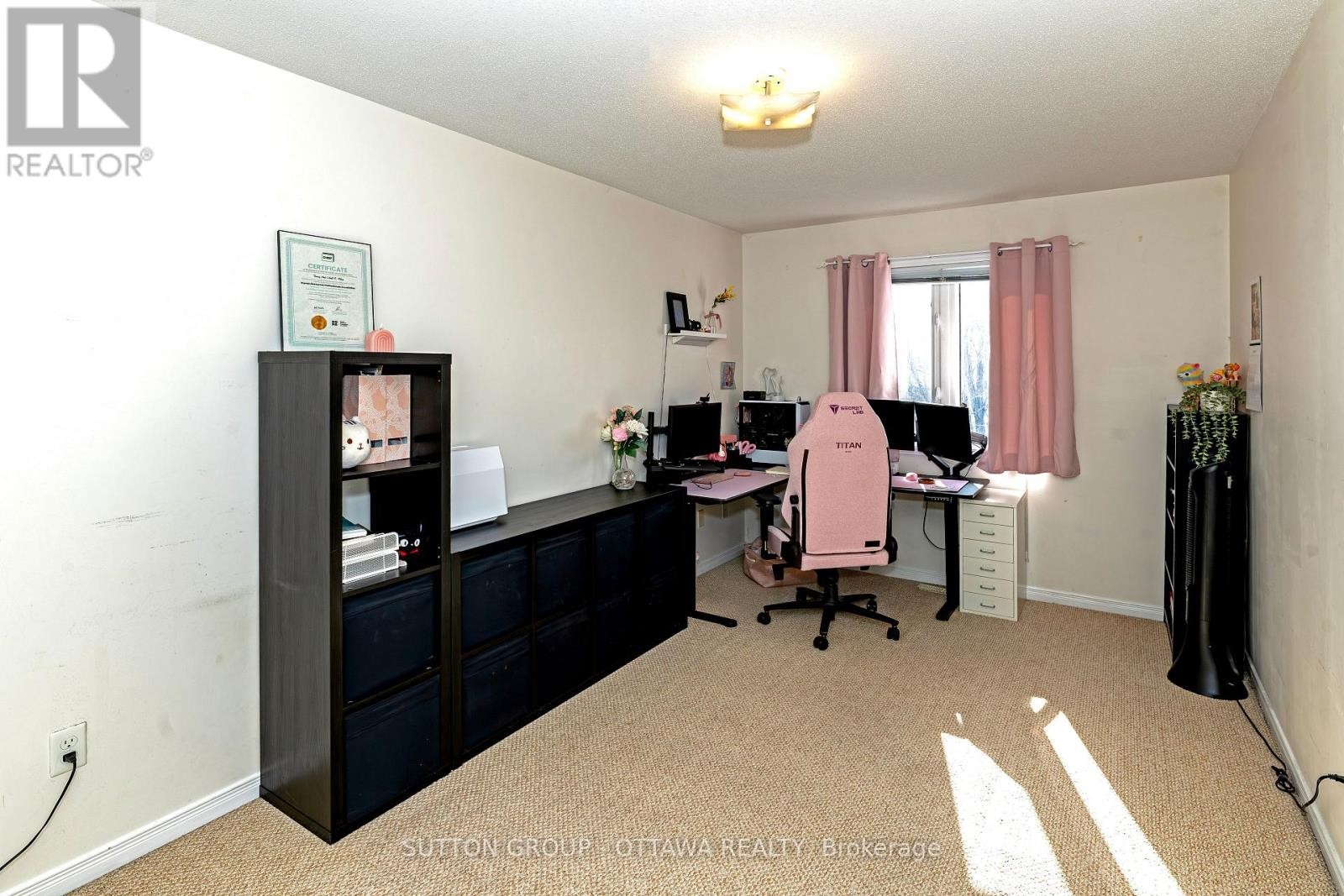 












110 CHARTLEY PRIVATE

,
Ottawa,




Ontario
K1V2J6

