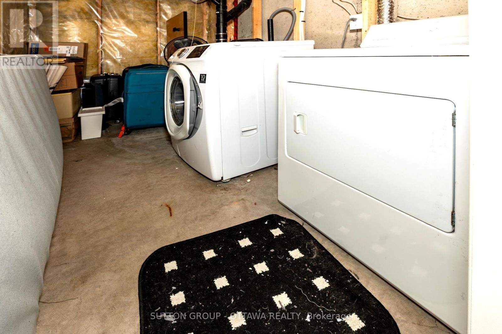 












110 CHARTLEY PRIVATE

,
Ottawa,




Ontario
K1V2J6

