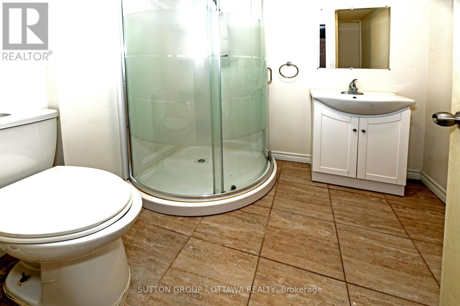 












110 CHARTLEY PRIVATE

,
Ottawa,




Ontario
K1V2J6

