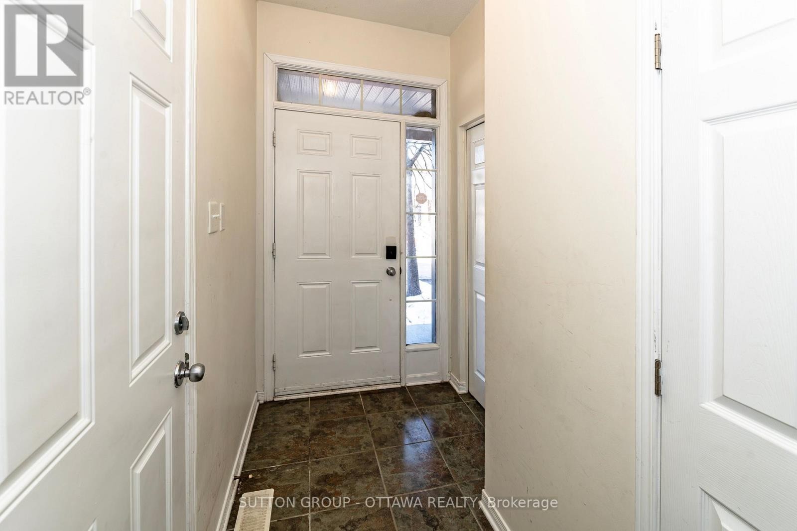 












110 CHARTLEY PRIVATE

,
Ottawa,




Ontario
K1V2J6

