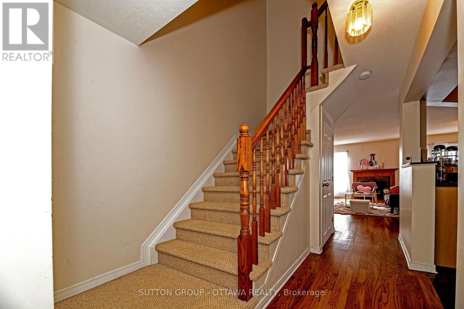 












110 CHARTLEY PRIVATE

,
Ottawa,




Ontario
K1V2J6

