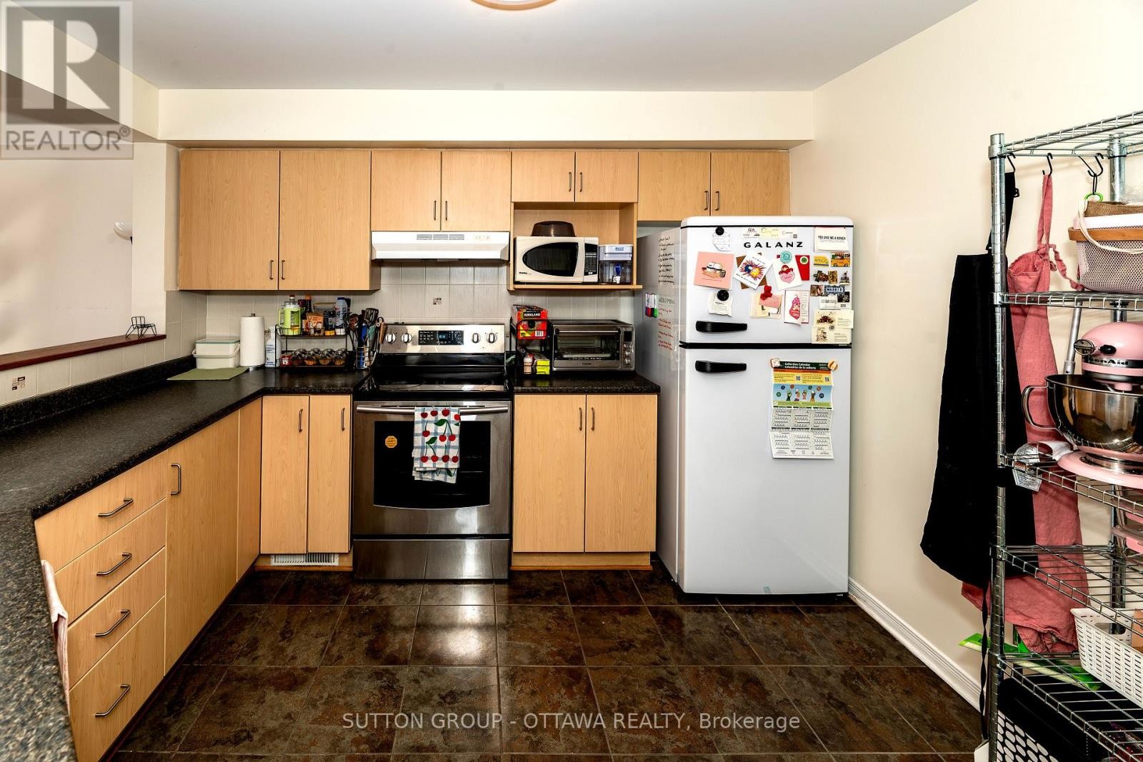 












110 CHARTLEY PRIVATE

,
Ottawa,




Ontario
K1V2J6

