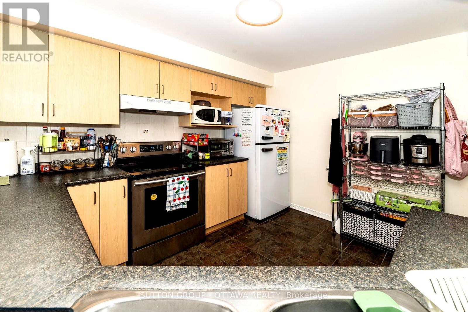 












110 CHARTLEY PRIVATE

,
Ottawa,




Ontario
K1V2J6

