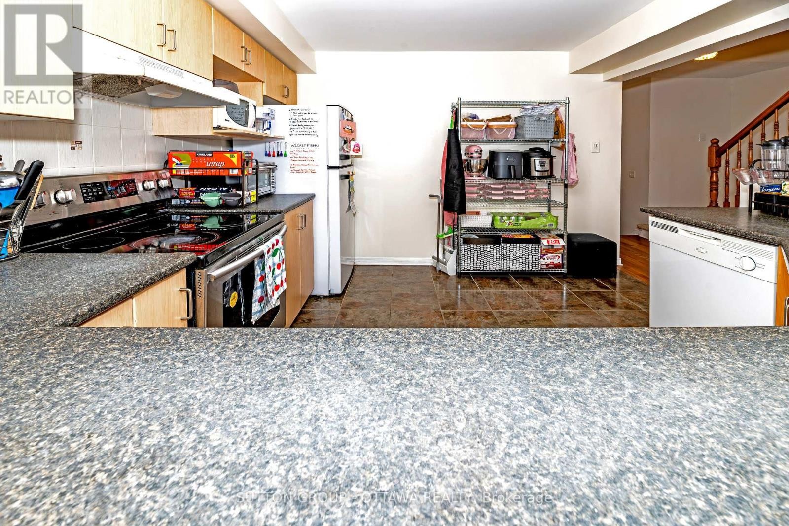 












110 CHARTLEY PRIVATE

,
Ottawa,




Ontario
K1V2J6

