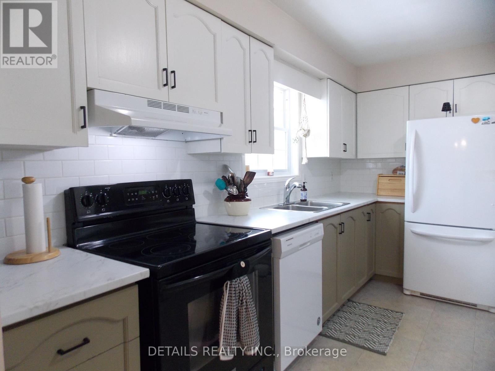 












6 CAMBRIDGE COURT

,
North Grenville,




Ontario
K0G1J0

