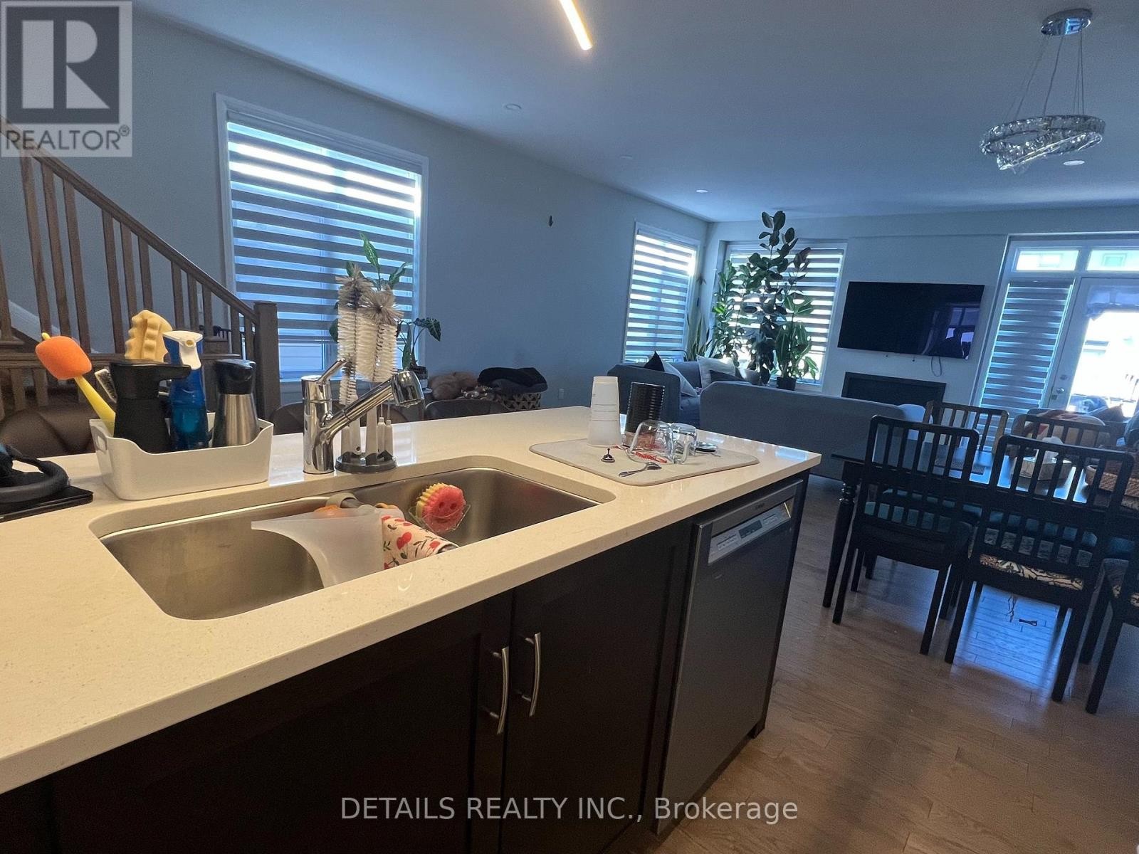 












303 WIGWAS STREET

,
Ottawa,




Ontario
K1K5A1

