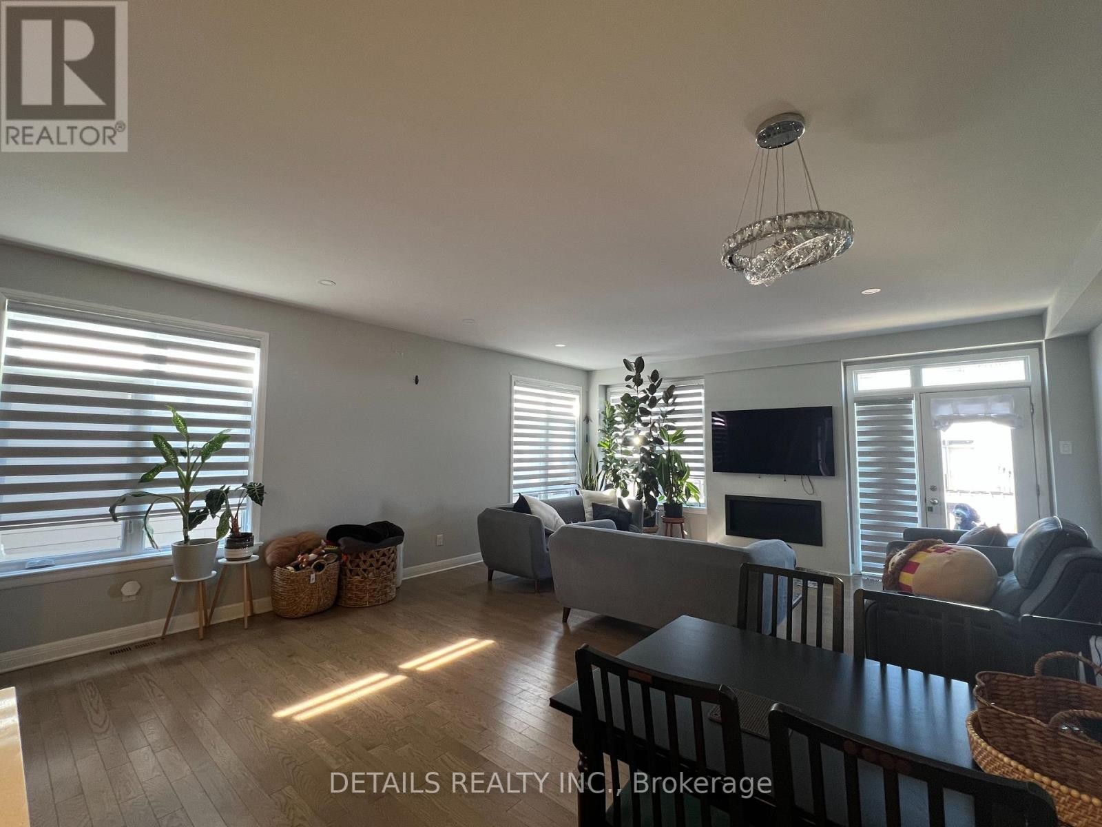 












303 WIGWAS STREET

,
Ottawa,




Ontario
K1K5A1

