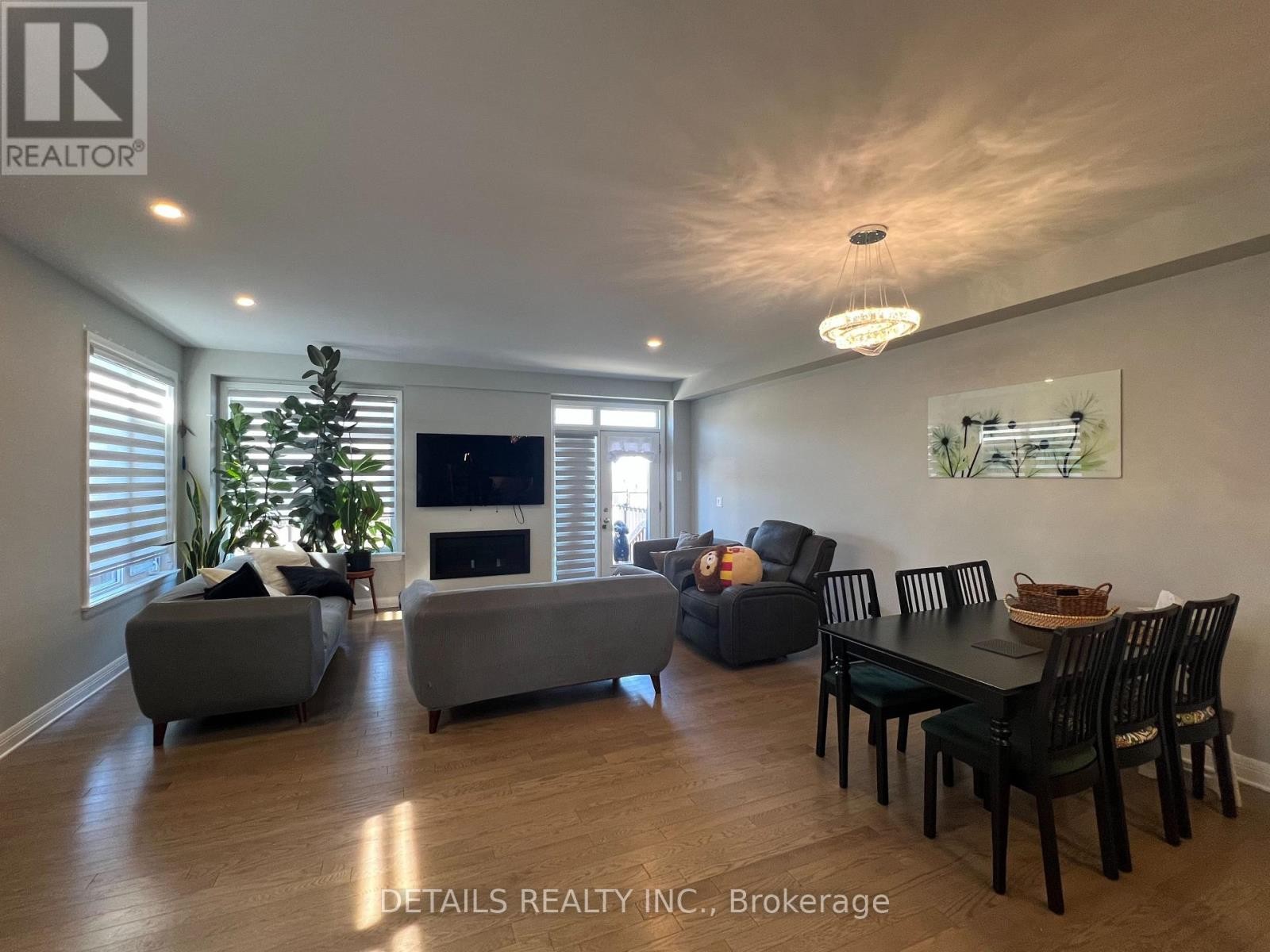 












303 WIGWAS STREET

,
Ottawa,




Ontario
K1K5A1

