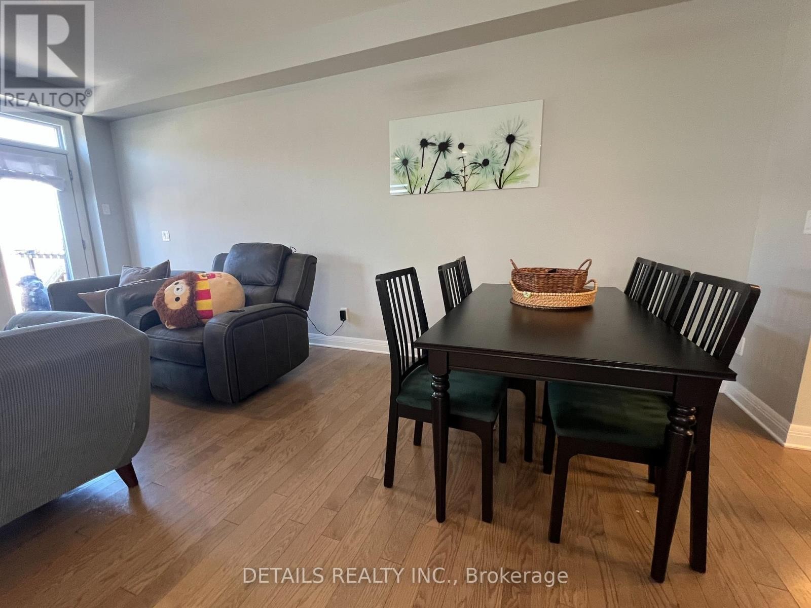 












303 WIGWAS STREET

,
Ottawa,




Ontario
K1K5A1

