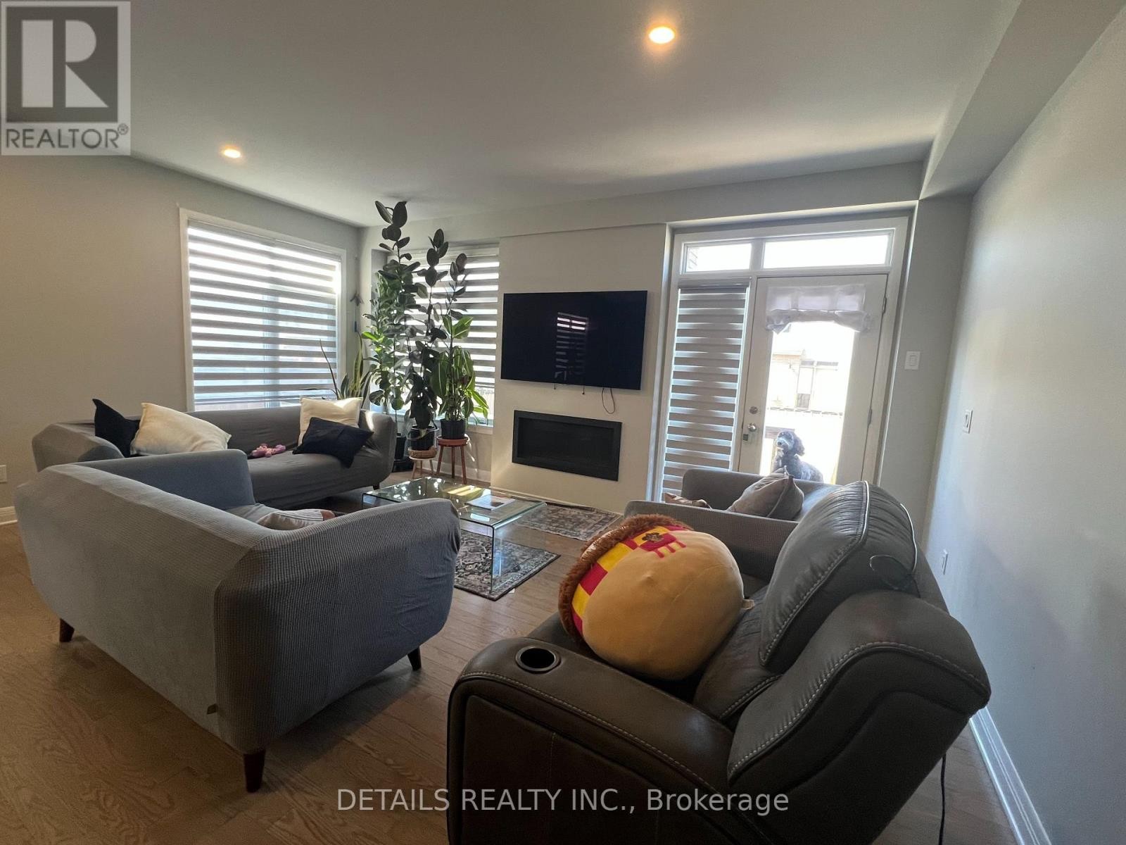 












303 WIGWAS STREET

,
Ottawa,




Ontario
K1K5A1

