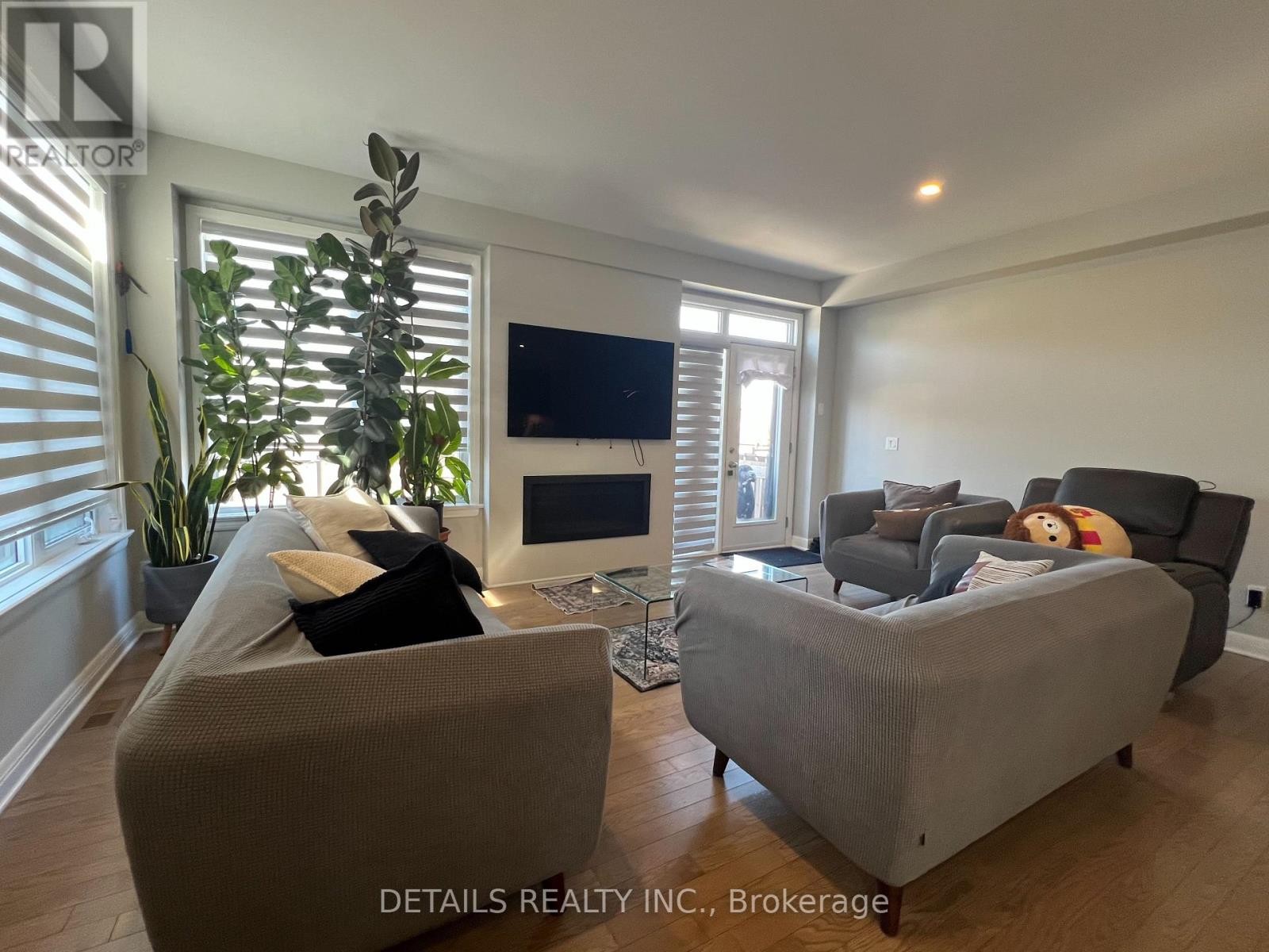 












303 WIGWAS STREET

,
Ottawa,




Ontario
K1K5A1

