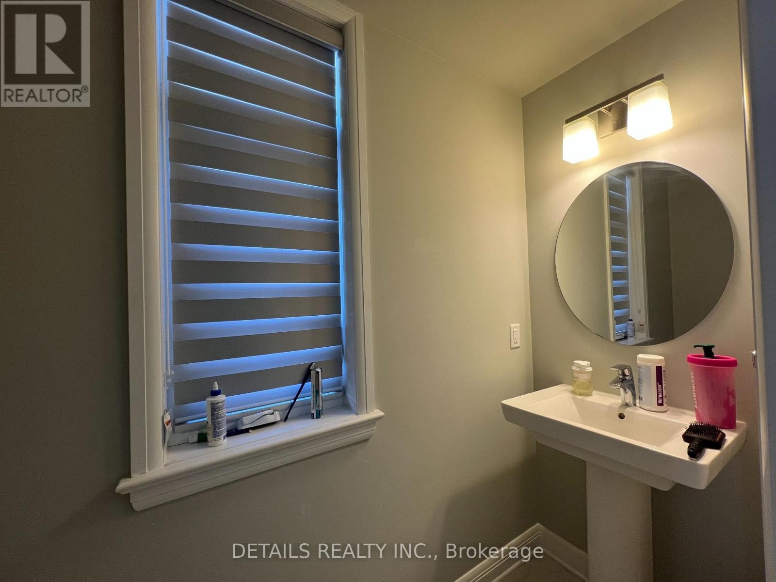 












303 WIGWAS STREET

,
Ottawa,




Ontario
K1K5A1

