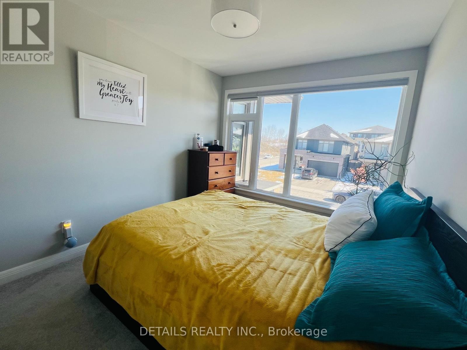 












303 WIGWAS STREET

,
Ottawa,




Ontario
K1K5A1

