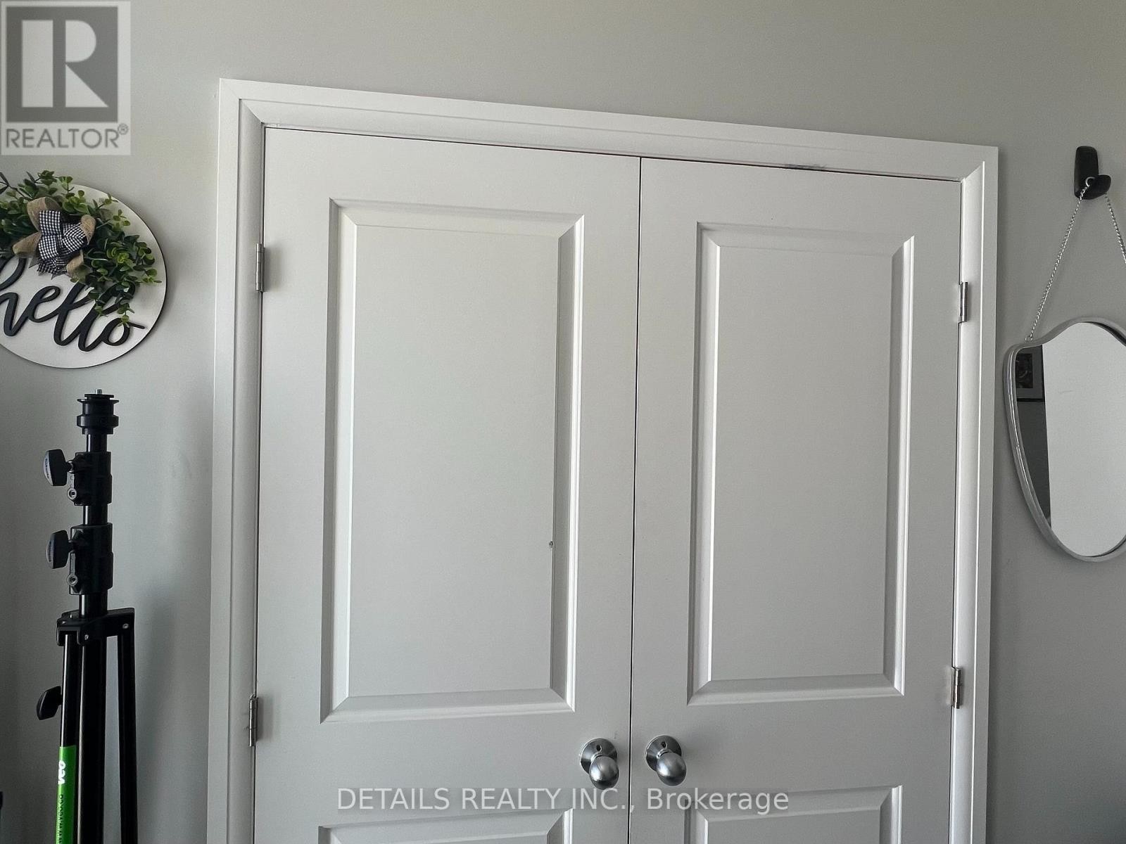 












303 WIGWAS STREET

,
Ottawa,




Ontario
K1K5A1

