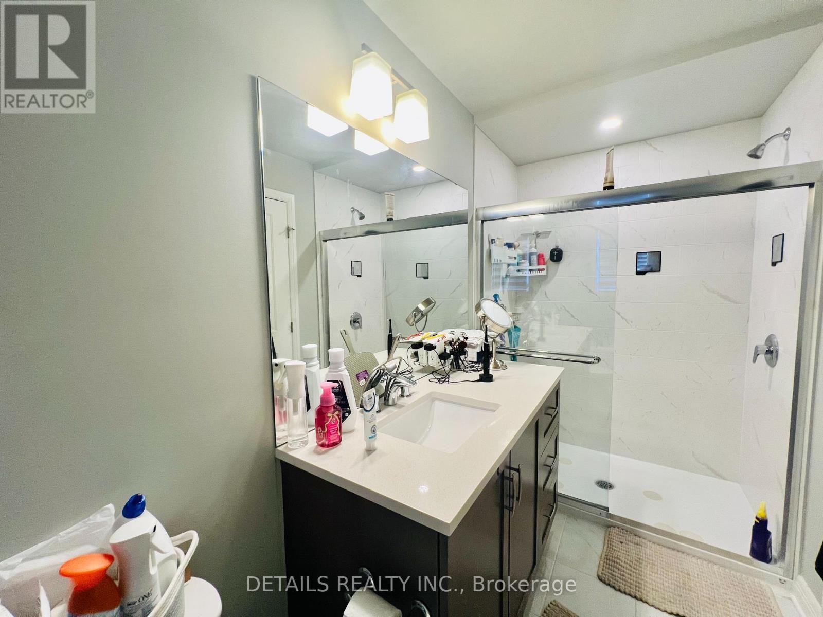 












303 WIGWAS STREET

,
Ottawa,




Ontario
K1K5A1

