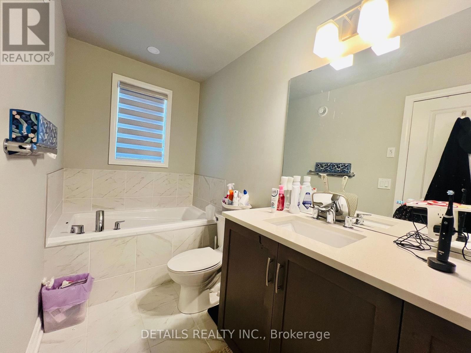












303 WIGWAS STREET

,
Ottawa,




Ontario
K1K5A1

