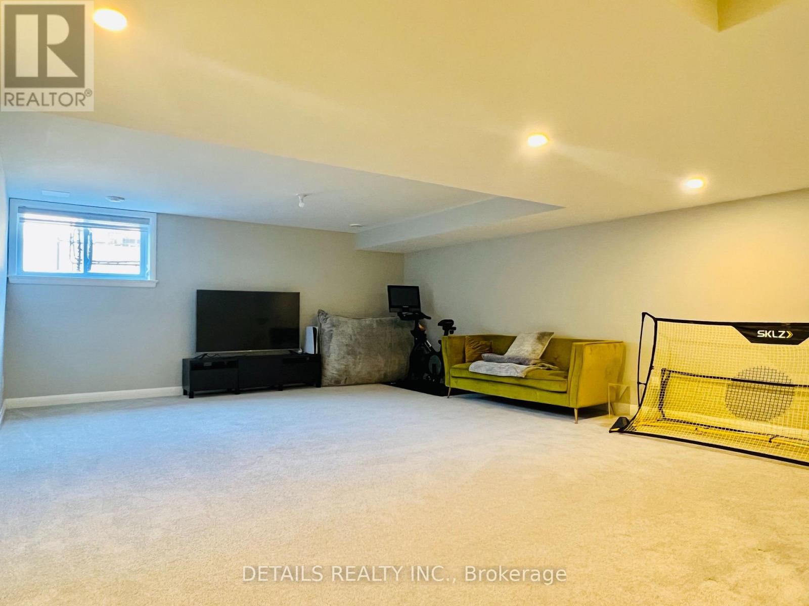 












303 WIGWAS STREET

,
Ottawa,




Ontario
K1K5A1

