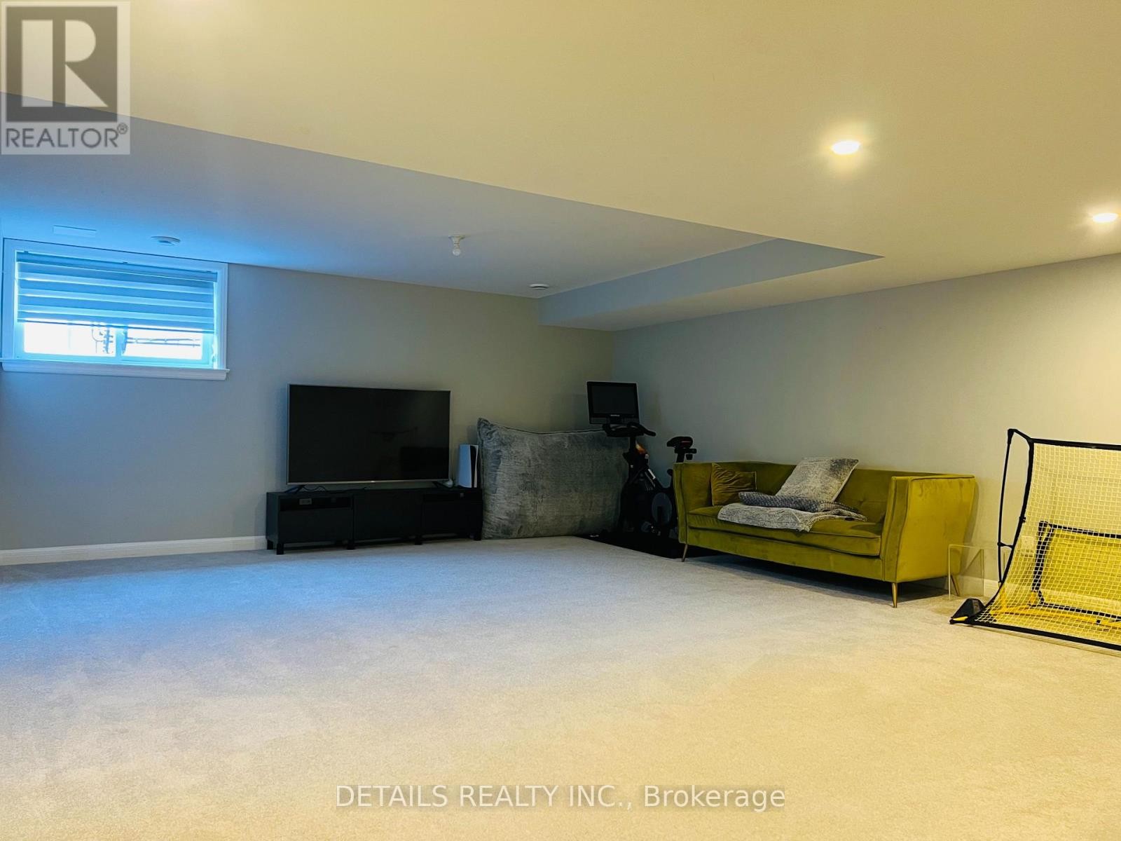 












303 WIGWAS STREET

,
Ottawa,




Ontario
K1K5A1

