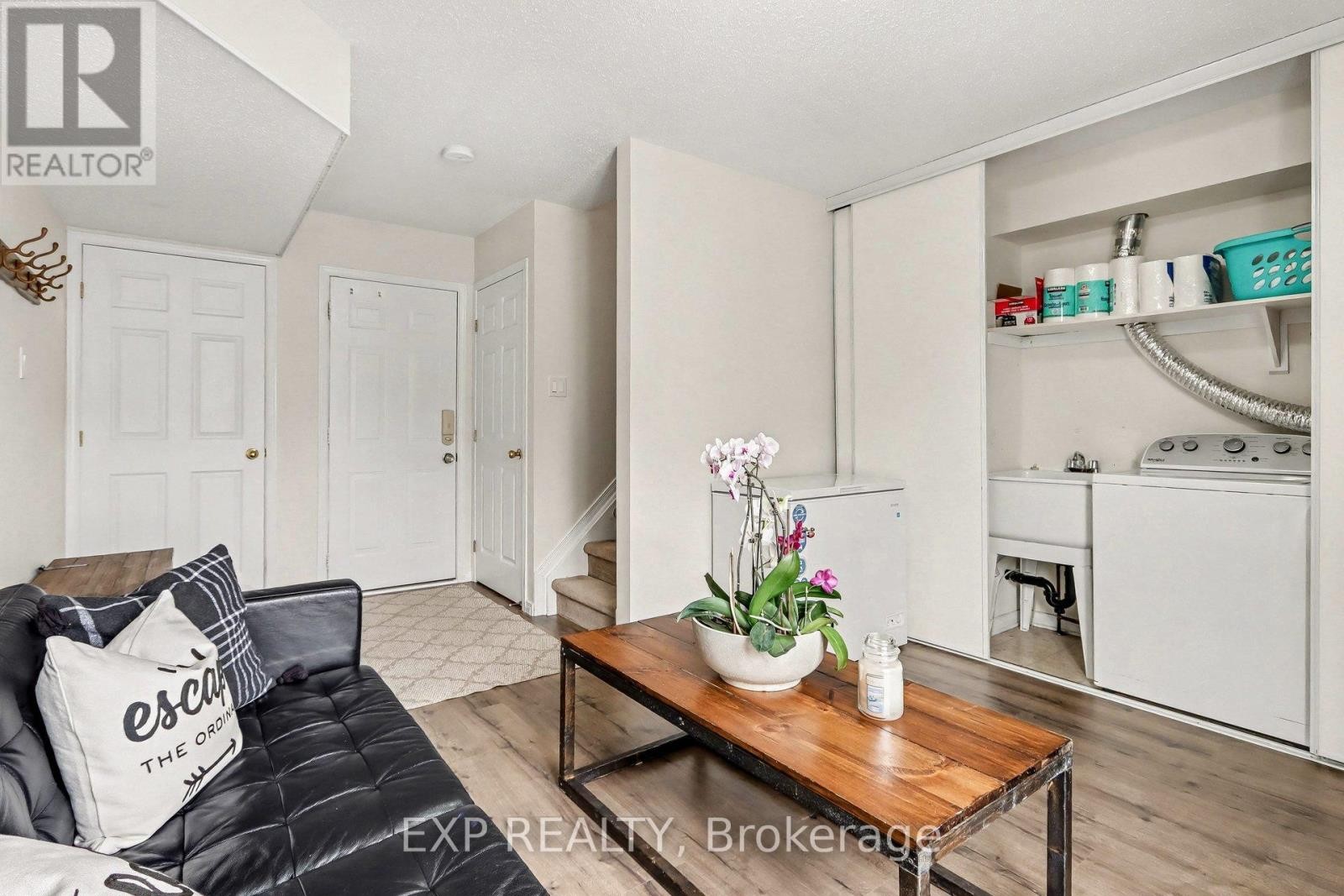 












211 GERSHWIN PRIVATE

,
Ottawa,




Ontario
K2H1G6

