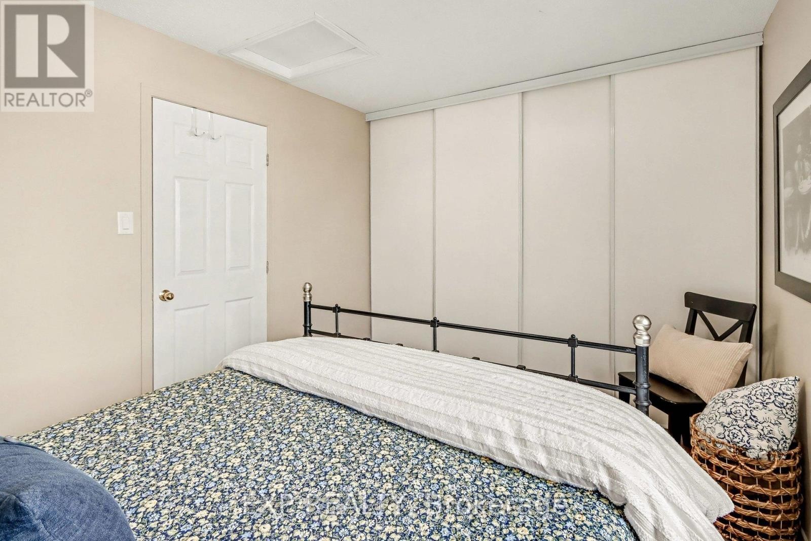 












211 GERSHWIN PRIVATE

,
Ottawa,




Ontario
K2H1G6

