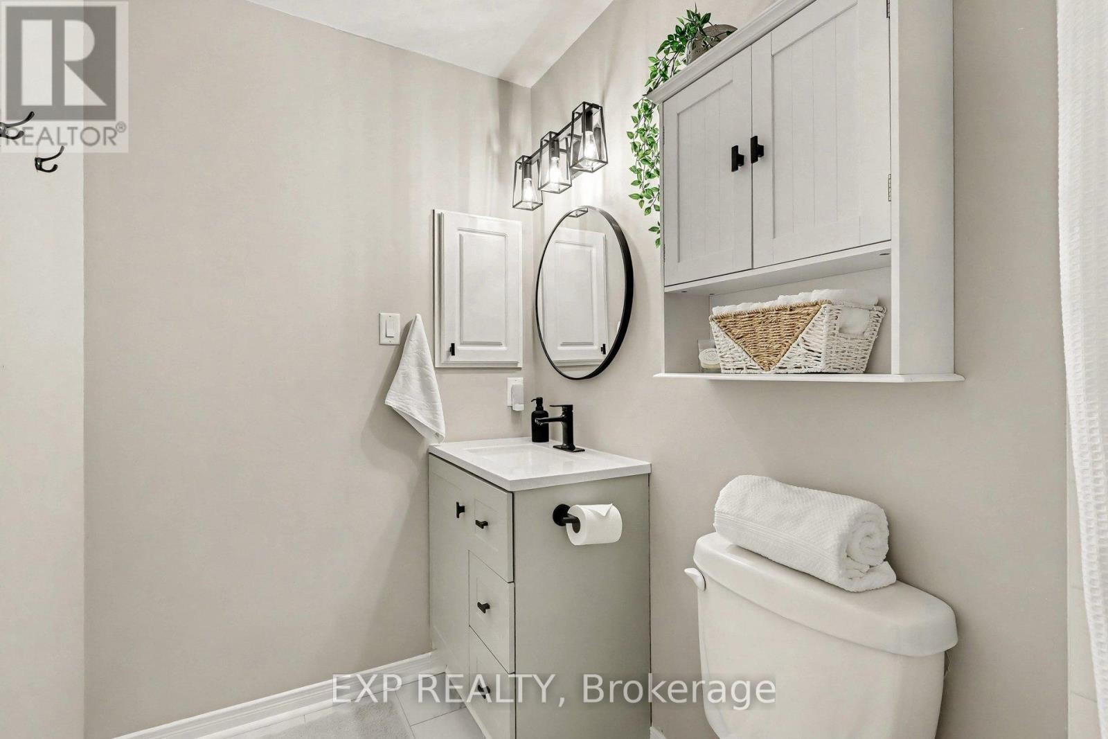 












211 GERSHWIN PRIVATE

,
Ottawa,




Ontario
K2H1G6

