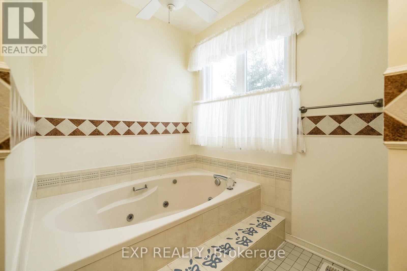 












602 CHURCH STREET

,
Russell,




Ontario
K4R1C4

