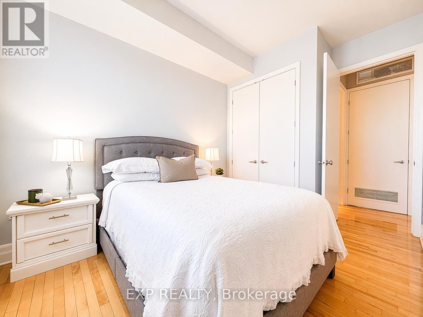












209 - 260 BESSERER STREET

,
Ottawa,




Ontario
K1N1J3

