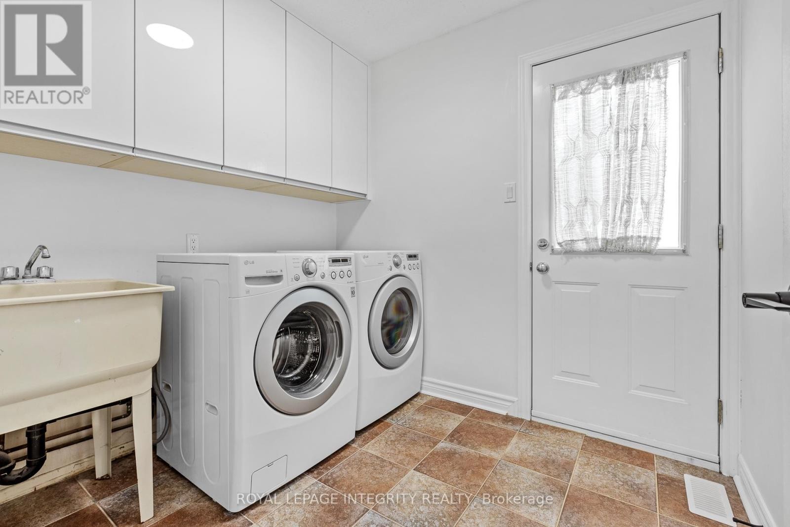 












6368 VISENEAU DRIVE

,
Ottawa,




Ontario
K1C2J2

