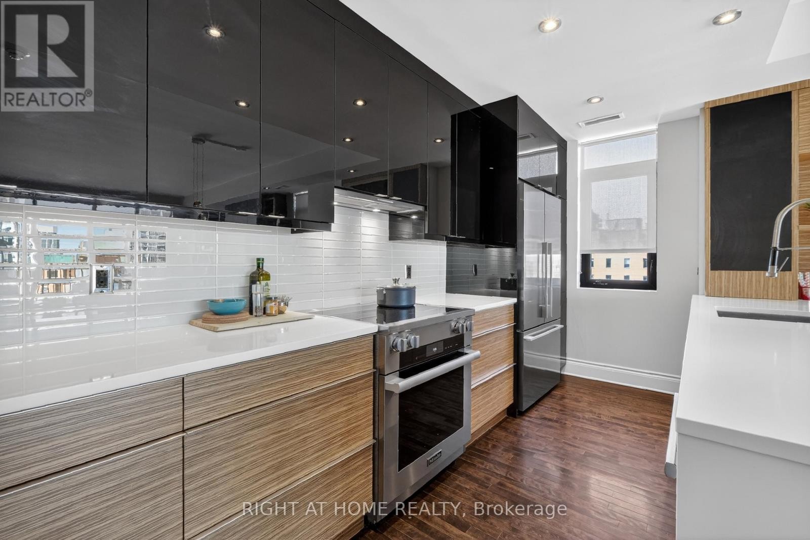 












901 - 374 COOPER STREET

,
Ottawa,




Ontario
K2P2P4


