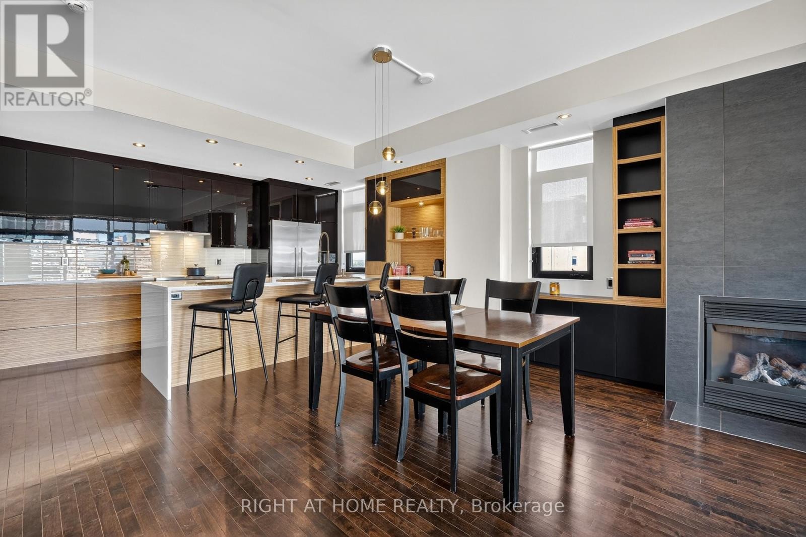 












901 - 374 COOPER STREET

,
Ottawa,




Ontario
K2P2P4

