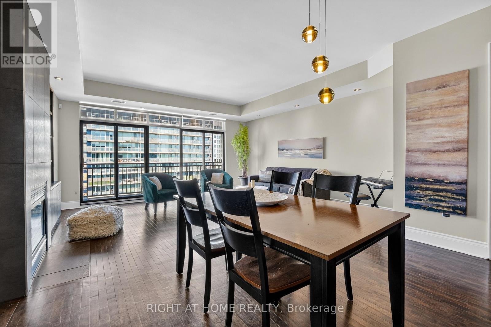 












901 - 374 COOPER STREET

,
Ottawa,




Ontario
K2P2P4

